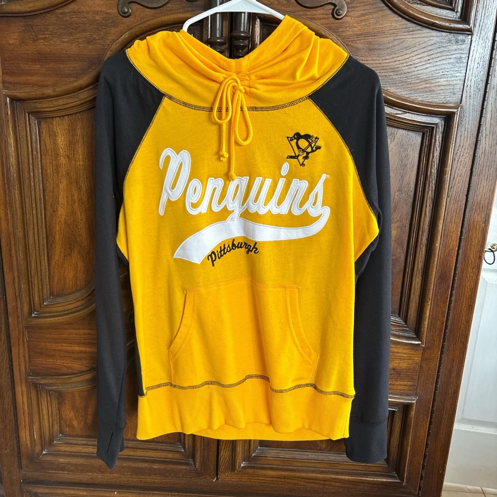 Penguins Yellow and Black Hoodie womens size L NHL hockey